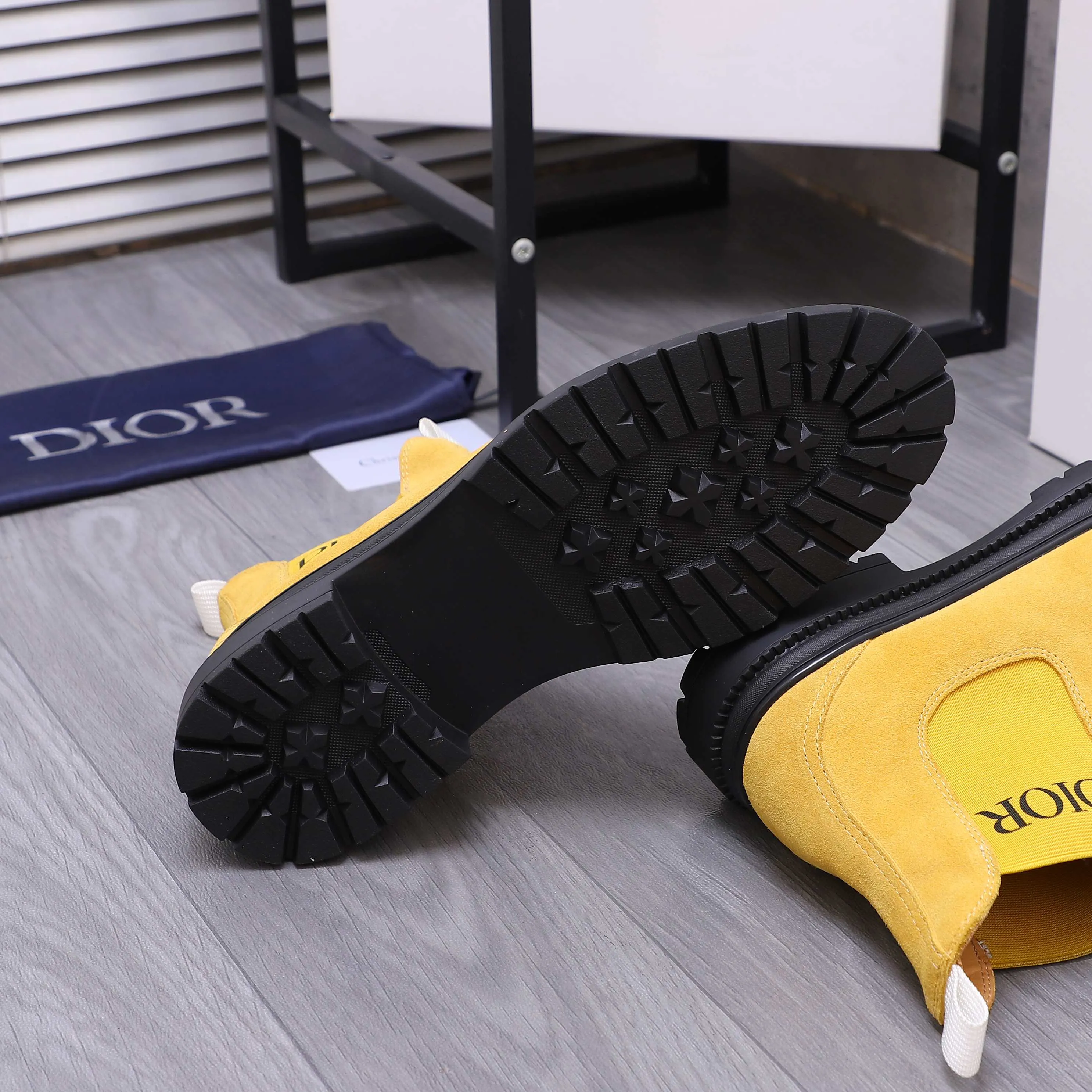 Men's shoes 💰500 Product trademark: Dior "Dior" high-top casual shoes Regular size: 38-45 (45 is custom-made and non-returnable) Product materials: Selected frosted cowhide upper, cowhide lining, rubber non-slip outsole